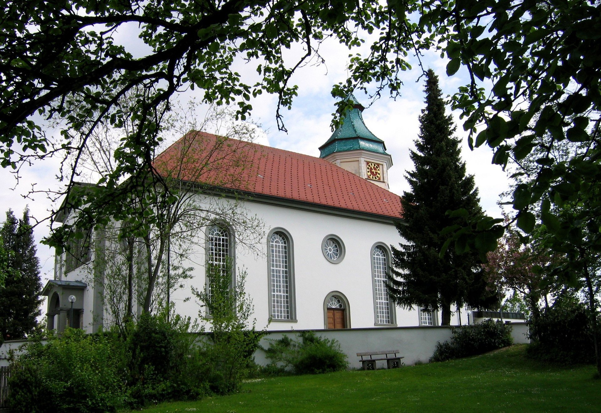 Blick von unten auf die Pfarrkirche St. Ulrich und Magnus