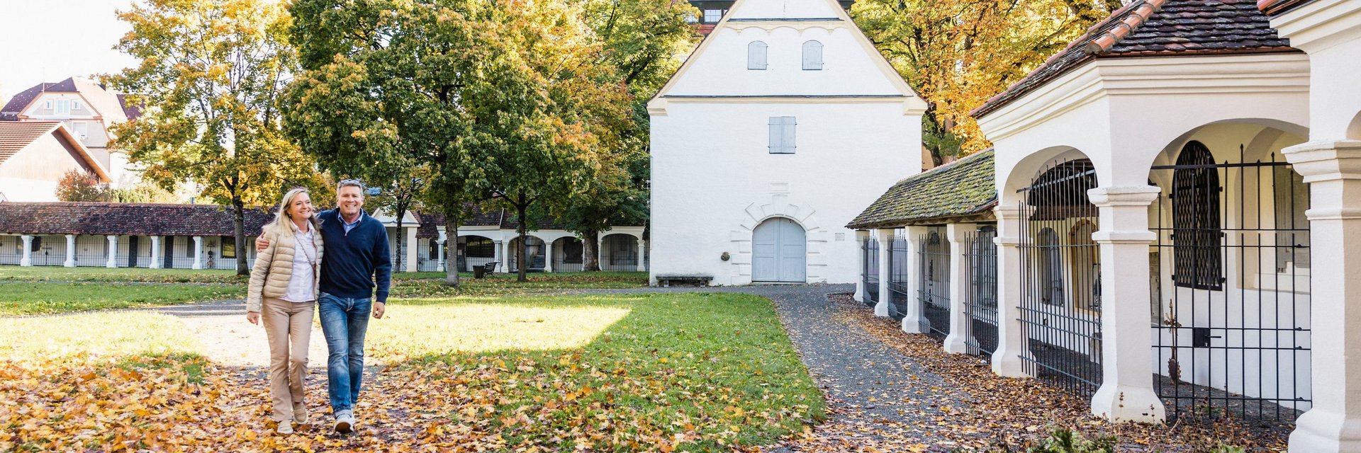 Paar vor der Rochuskapelle in Wangen