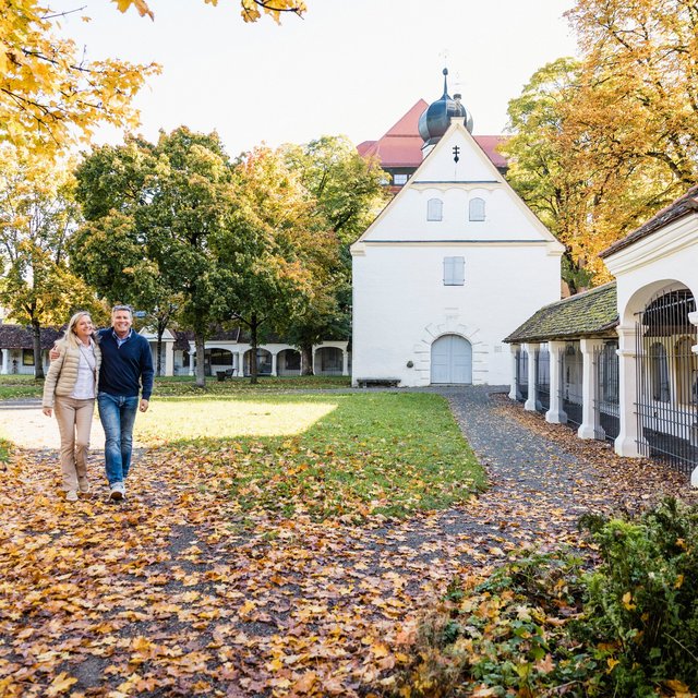 Paar vor der Rochuskapelle in Wangen paar-vor-der-rochuskapelle.jpg