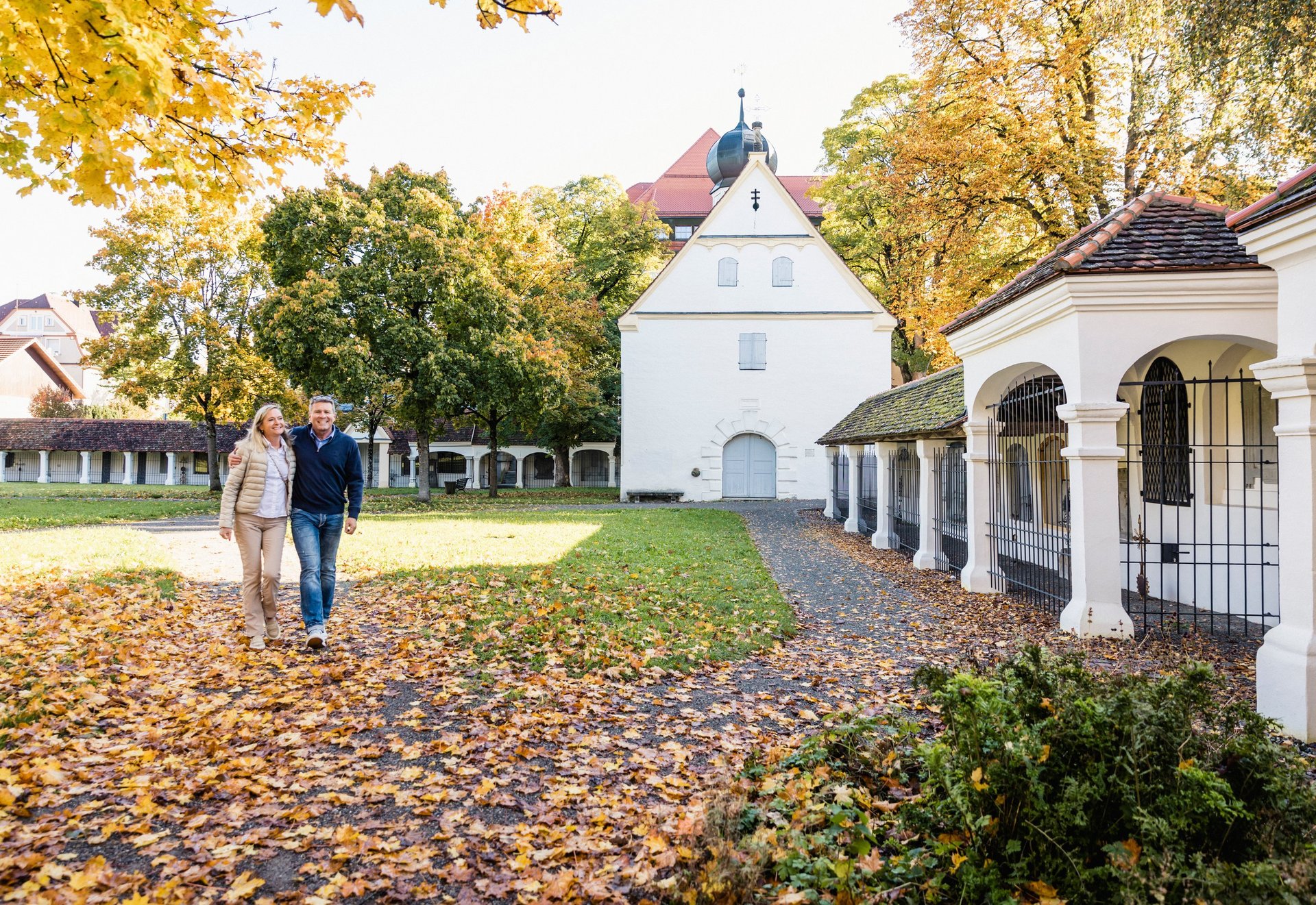 Paar vor der Rochuskapelle in Wangen