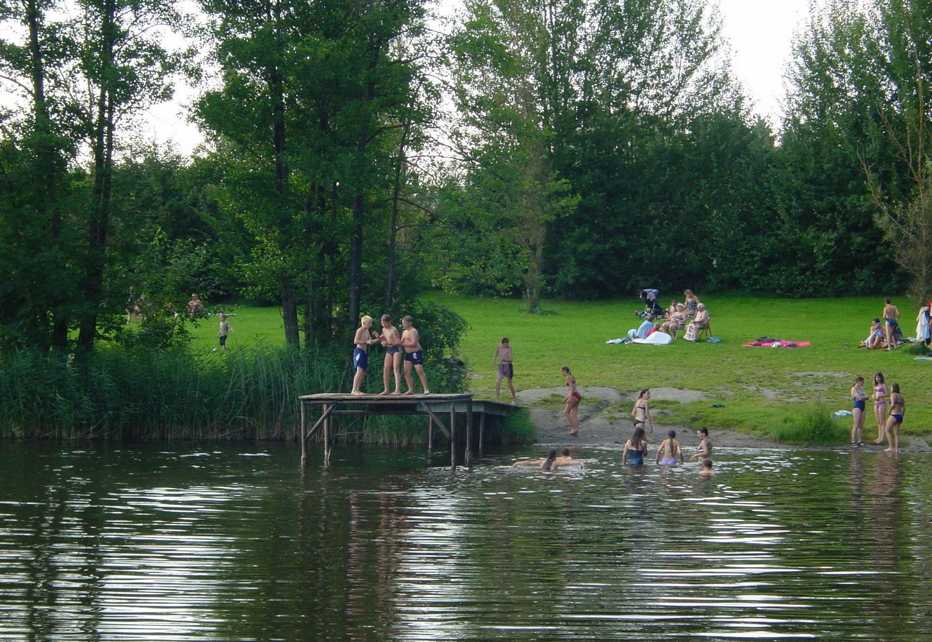 Gaeste am Naturbadesee Holzmuehleweiher 