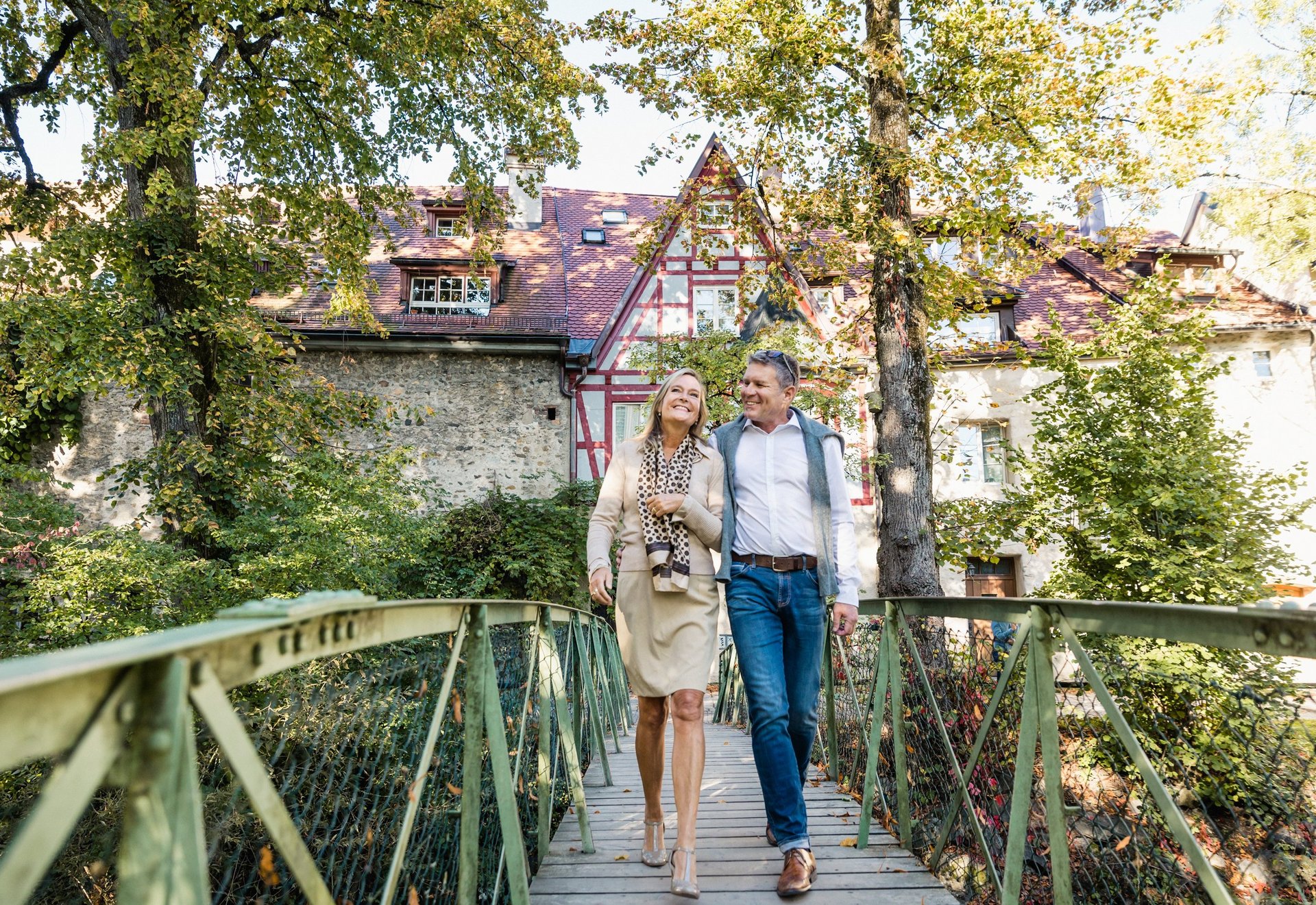 Paar auf Schlossbruecke in Wangen