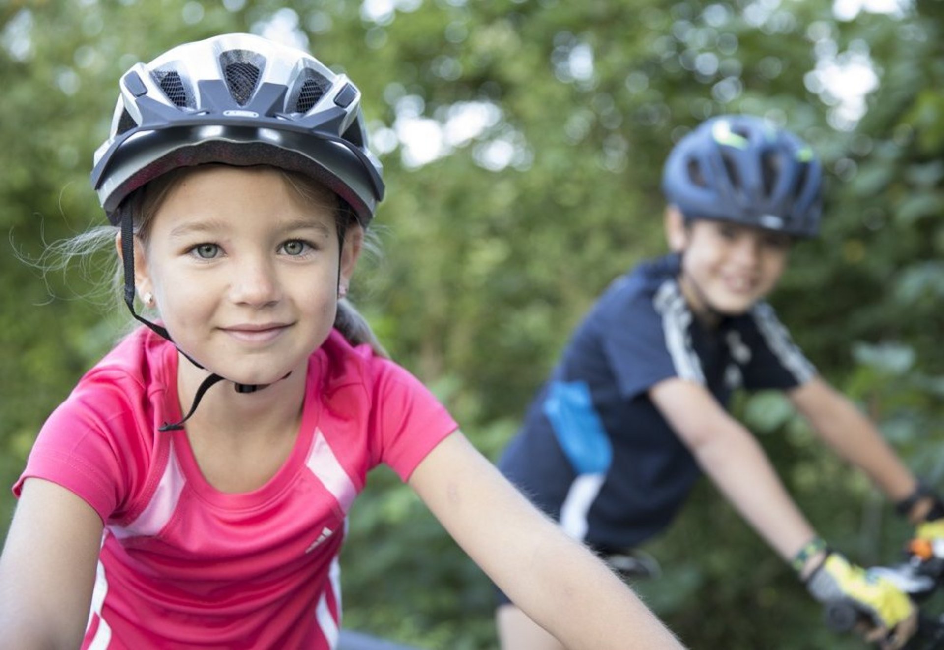 Kinder beim Radfahren 