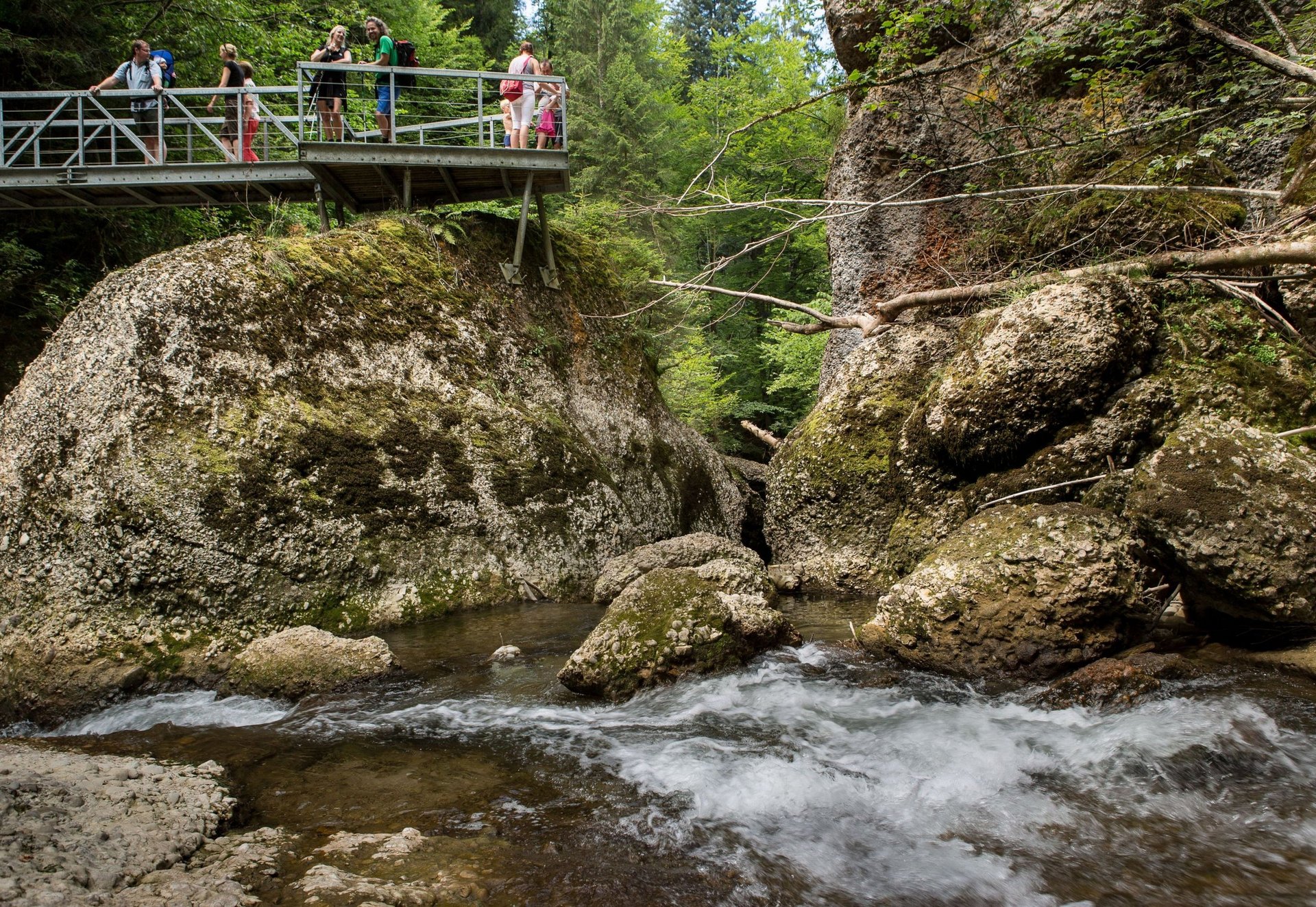 Wanderer an der Aussichtsplattform im Eistobel Isny