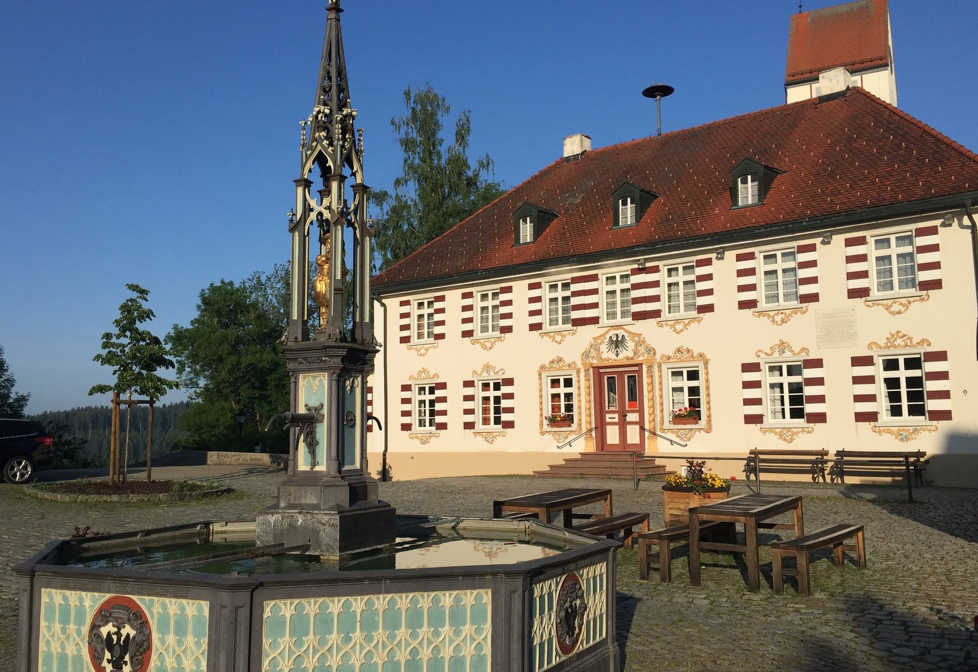 Blick auf den Brunnen vor dem Rathaus in Argenbuehl