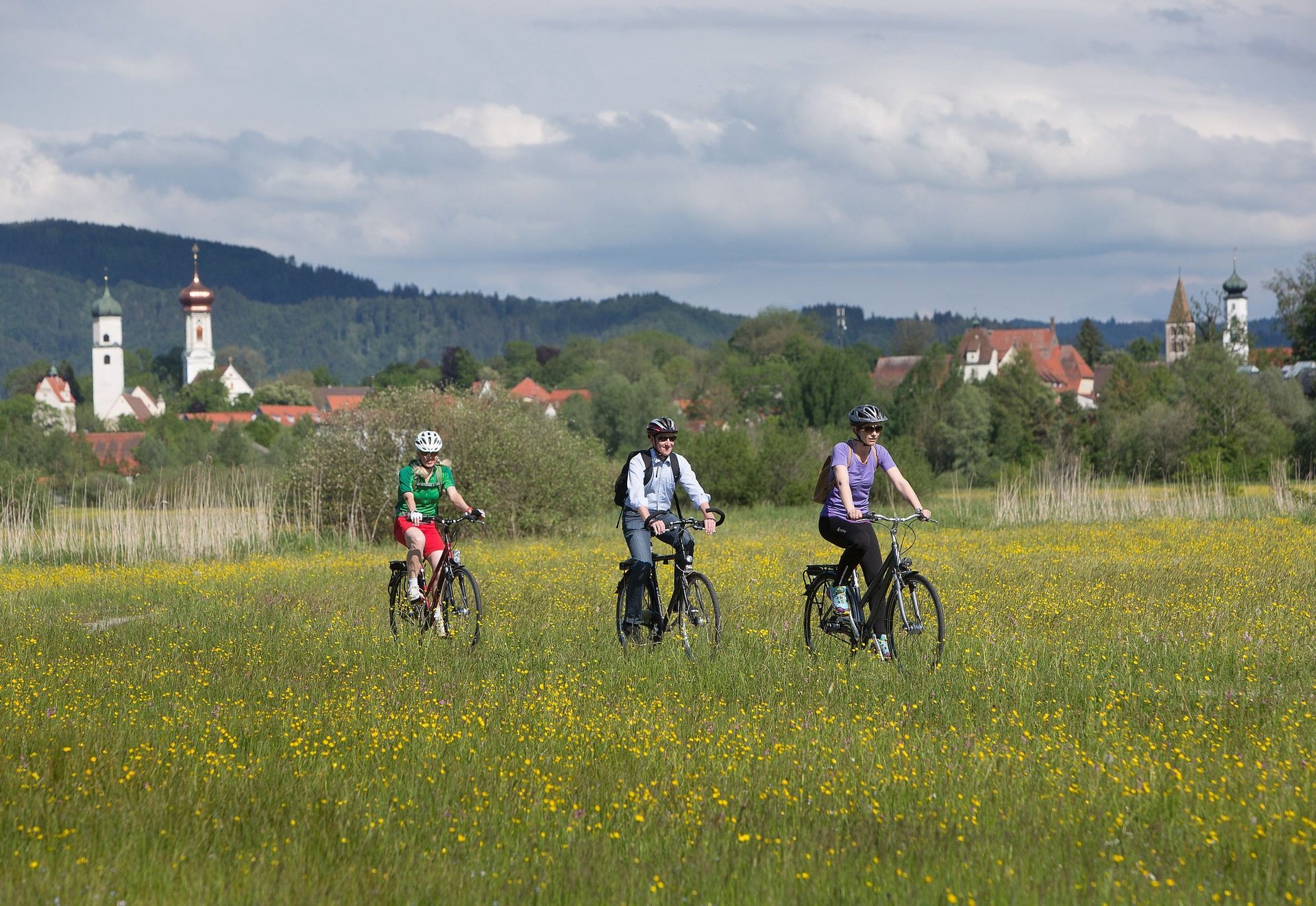 Fahrradfahrer in den Bodenmoesern mit Blick auf Isny