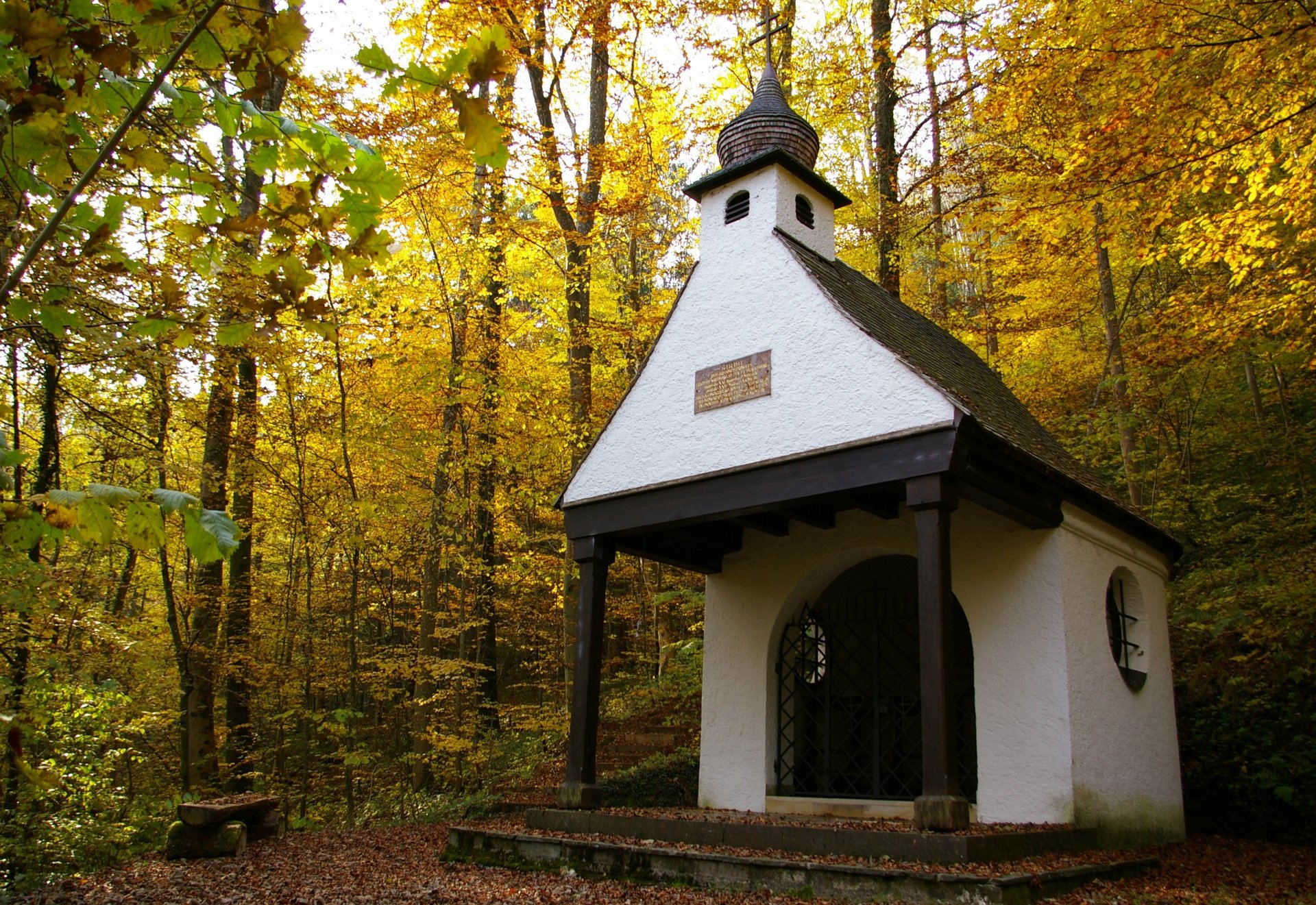 Fuerst Erich Kapelle in Aitrach im Herbst