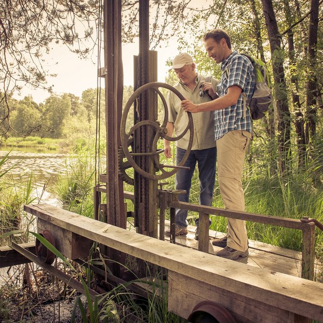 Wanderer im Wurzacher Ried an Torfabbaumaschine  torfabbau-wurzacher-ried.jpg