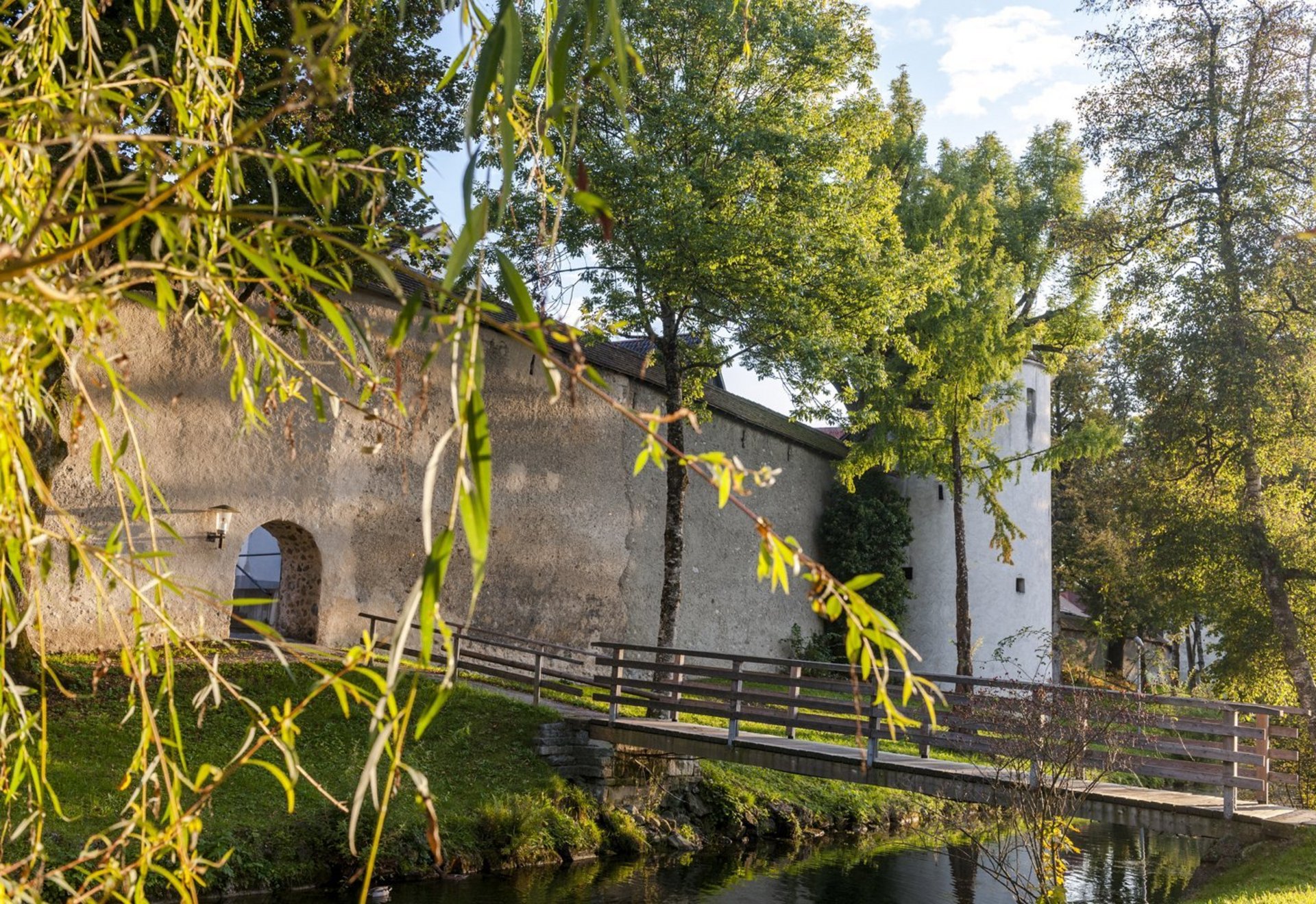 Stadtmauer in Isny mit Bruecke zum Kurpark