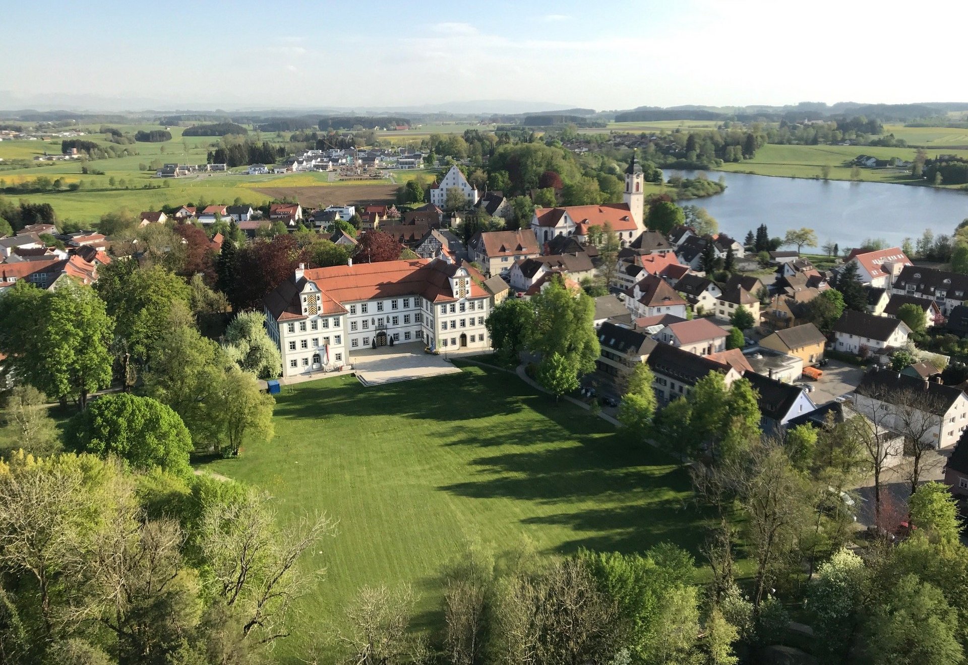 Luftaufnahme vom Neuen Schloss in Kisslegg