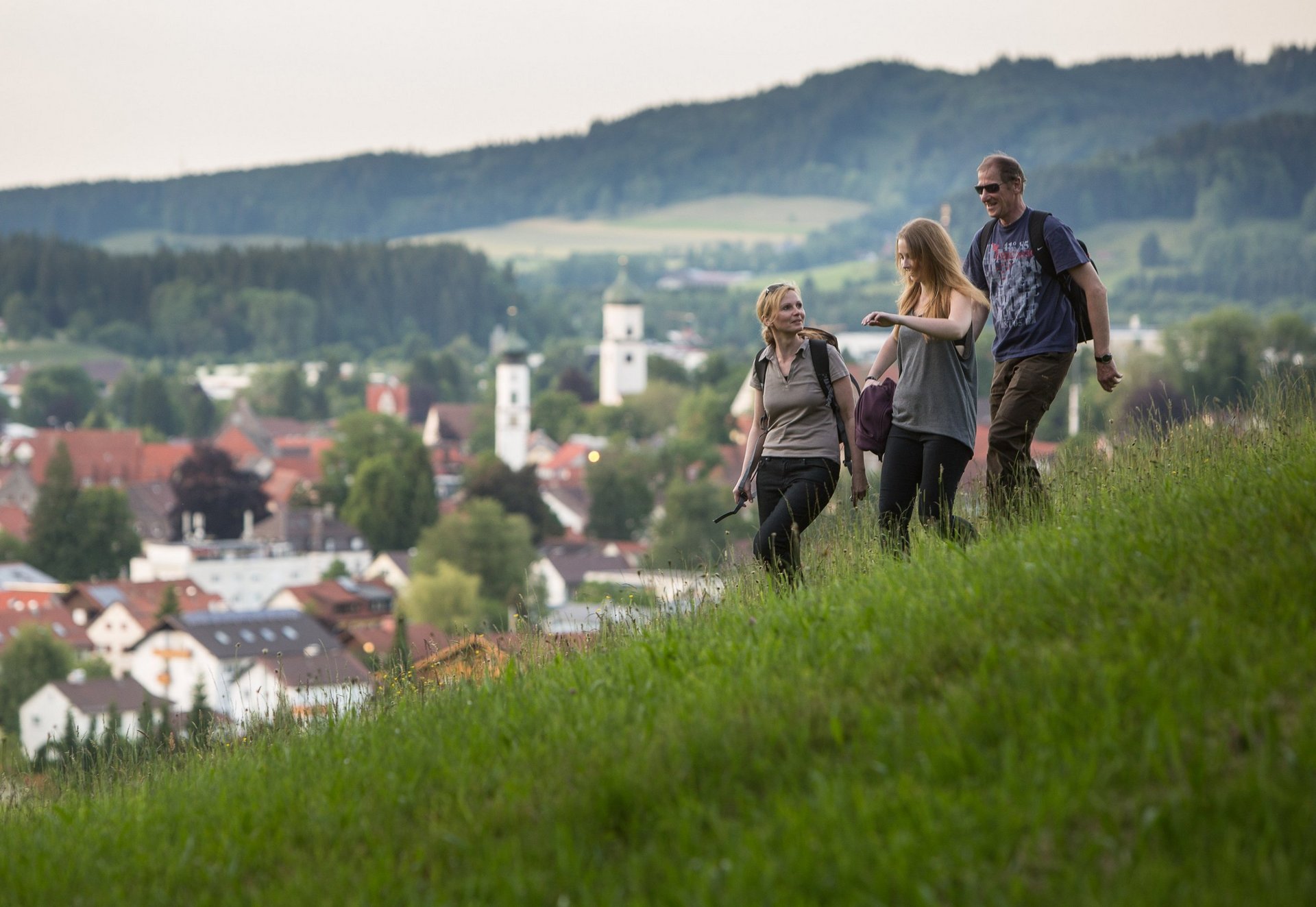 Familie beim wandern mit Blick auf die Stadt von der Felderhalde