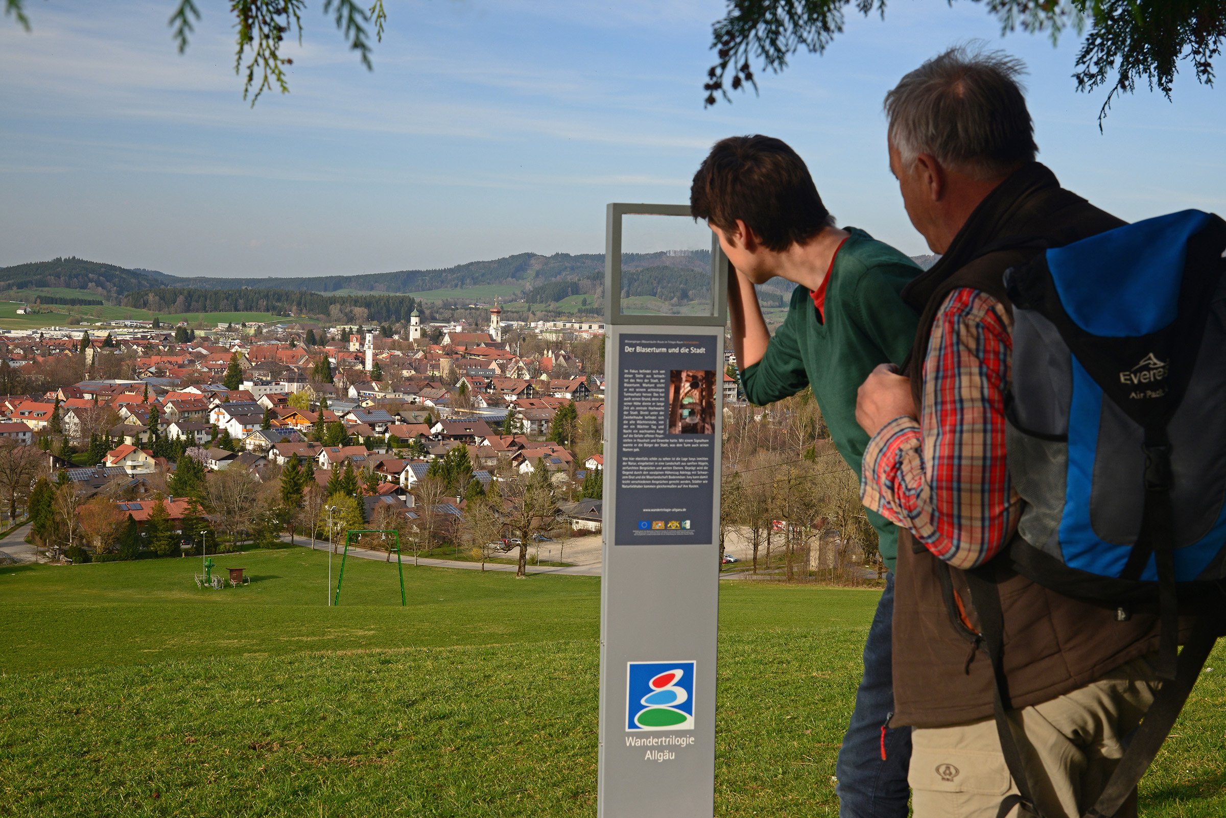 Schaupunkt Felderhalde mit Fokusierstelle der Wandertriologie in Isny im Allgäu
